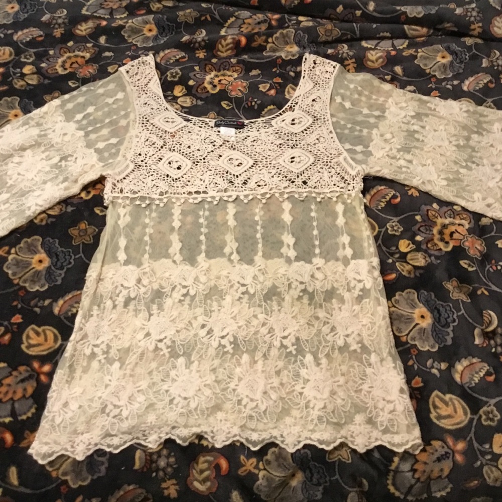 Very cute lace scoop neck shirt